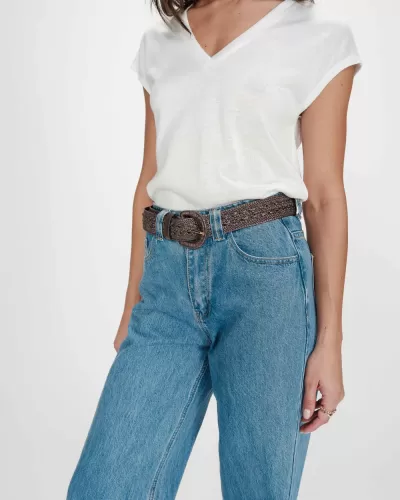 Pessoa vestindo t-shirt branca e calças de ganga azuis com cinto castanho trançado