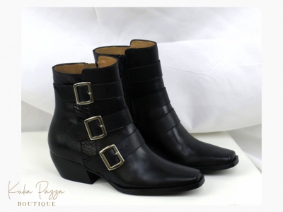 Botins pretos em pele com fivelas prateadas e salto baixo