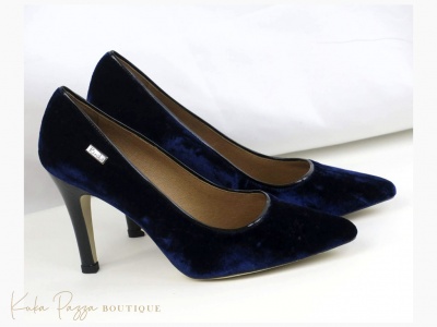 Sapatos de salto alto em veludo azul escuro com etiqueta Vizzano