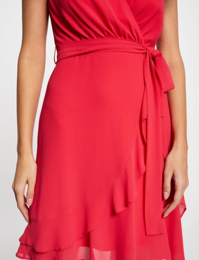 Vestido vermelho com faixa amarrada e detalhes de folhos