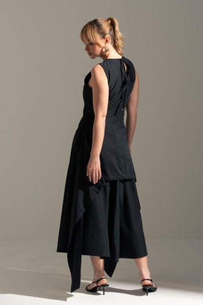 Vestido preto sem mangas com saia assimétrica e detalhe de laço