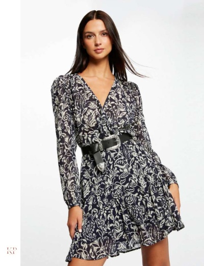 Vestido curto floral preto e branco com cinto preto e fivela prateada