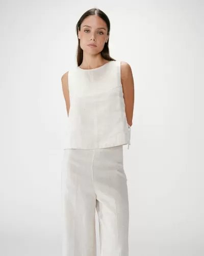 Conjunto feminino cru de regata sem mangas e calças retas em tecido de linho ou algodão