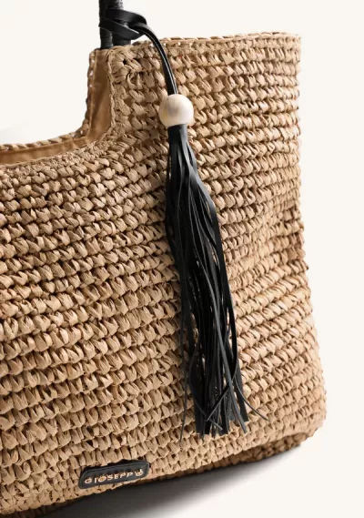 Saco de mão trançado bege com pendente de franjas pretas e conta branca