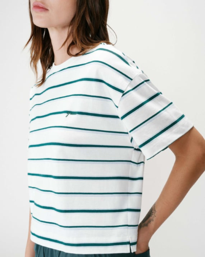 T-shirt branca com riscas verdes e logótipo bordado