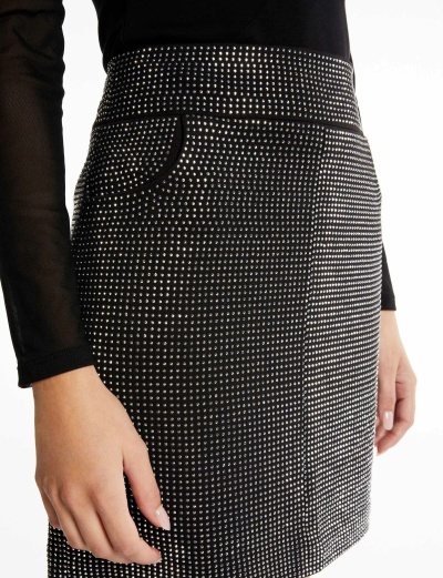 Saia curta com padrão pied-de-poule preto e branco e pequenas pedras ou tachas aplicadas