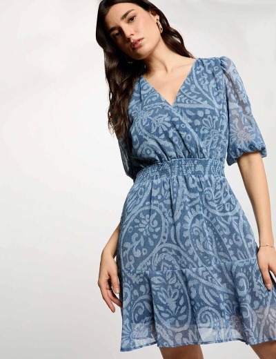Vestido azul com padrão floral em tons de azul claro e manga bufante