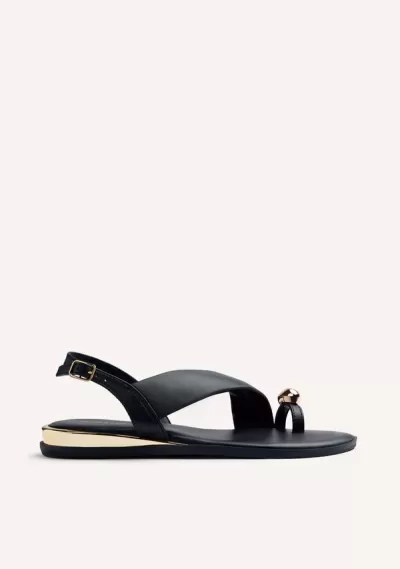 Sandália preta em pele com detalhes dourados