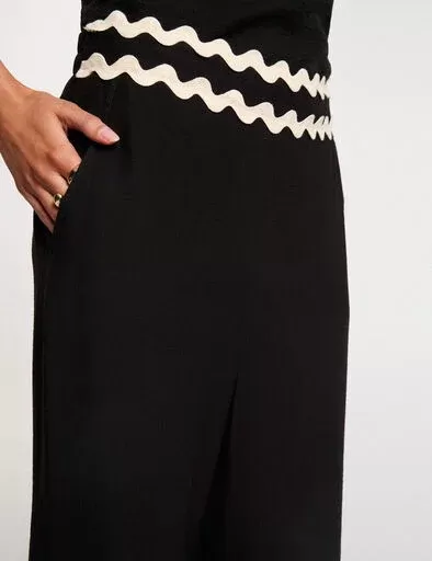 Vestido preto com detalhes brancos ondulados na cintura