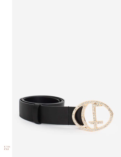 Cinto preto de couro com fivela oval dourada cravejada de brilhantes