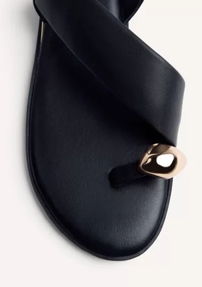 Sandália preta com tira larga e detalhe dourado no dedo