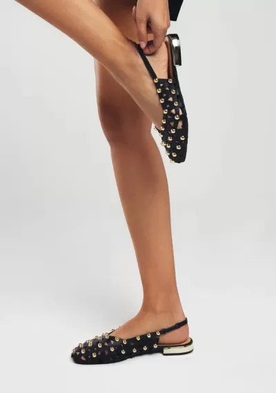 Sandálias pretas femininas com tiras e detalhes metálicos dourados e salto prateado