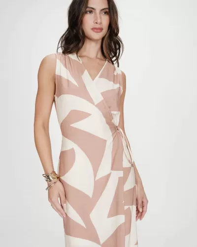 Vestido comprido bege e branco com padrão geométrico e decote em V
