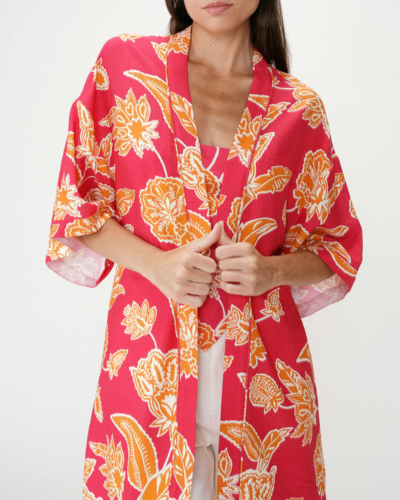 Kimono floral vermelho e laranja com mangas largas