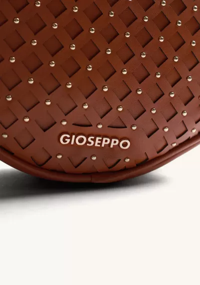 Bolsa castanha com relevo entrelaçado e tachas metálicas prateadas