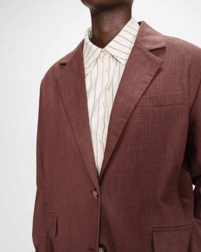 Blazer castanho com camisa branca riscada