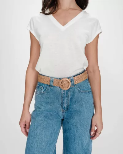 Pessoa com t-shirt branca de algodão com decote em V e calças de ganga azuis claras com cinto castanho