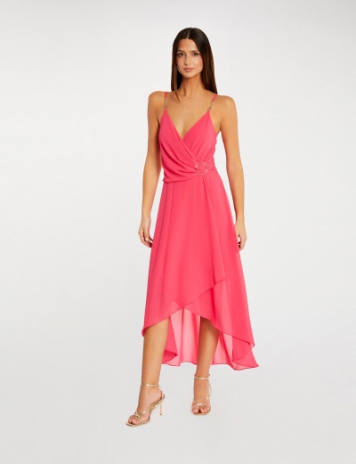 Vestido rosa com alças finas e argola na cintura, tecido leve e caimento fluido.