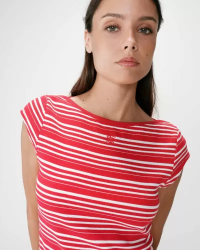 T-shirt riscada vermelha e branca com logótipo bordado em modelo feminino.