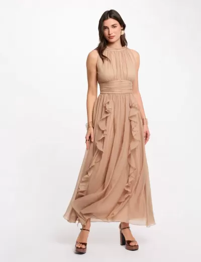 Vestido longo bege com folhos verticais e cintura marcada