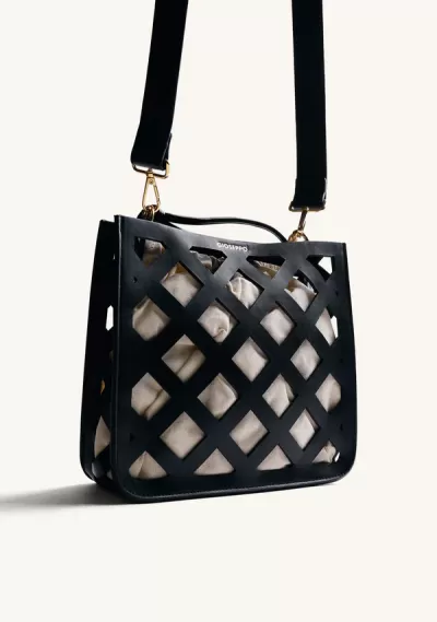 Mala de ombro preta com padrão em treliça e bolsa interior bege