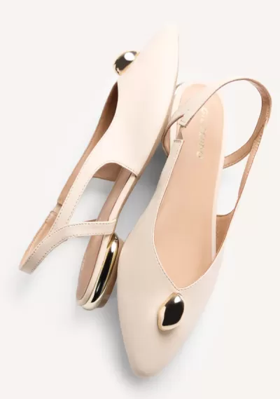 Sapatos slingback bege claro com detalhe dourado e salto médio