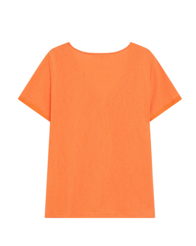 T-shirt laranja com renda nas mangas