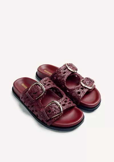 Chinelos vermelhos com fivelas douradas e textura entrelaçada