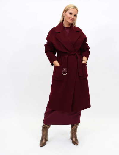 Mulher com casaco longo vinho com cinto e botas metálicas douradas