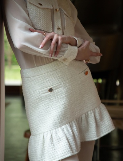 Conjunto feminino creme com saia curta e blusa branca translúcida