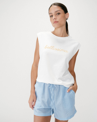 Mulher com t-shirt branca bellissima e calções azuis xadrez