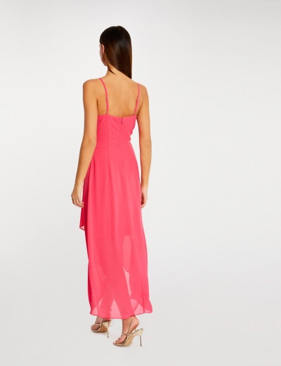 Vestido comprido rosa com alças finas ajustáveis e bainha assimétrica, visto de costas