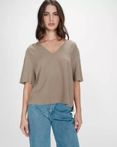 Blusa castanha de manga curta com decote em V e jeans azuis