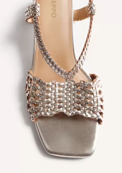Sandália feminina prateada trançada com tira ao tornozelo e solado bege