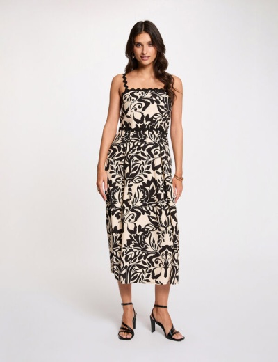 Vestido midi feminino com padrão floral preto e bege e alças onduladas.