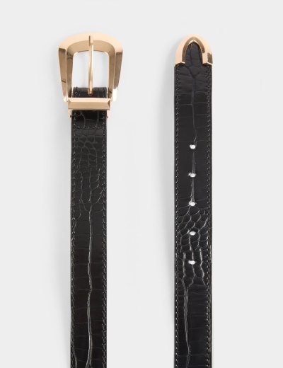 Cinto preto com fivela dourada e textura imitando pele de crocodilo