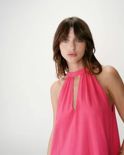 Top feminino rosa com gola alta e abertura frontal em fundo branco