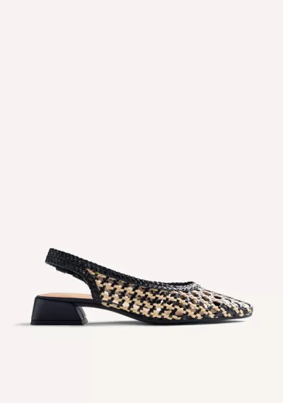 Sapato feminino de salto baixo em material trançado bege e preto