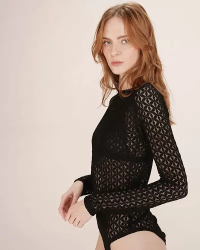 Body feminino preto rendado com padrão circular e mangas compridas
