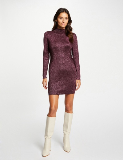 Vestido justo de manga comprida cor vinho com botas brancas