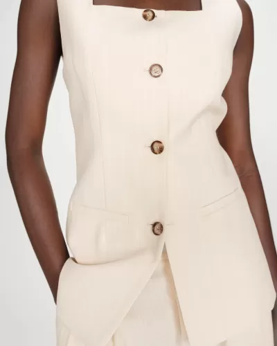 Top feminino creme com riscas finas, botões castanho translúcido e bolsos embutidos