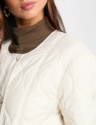 casaco acolchoado branco com padrão ondulado e botões prateados