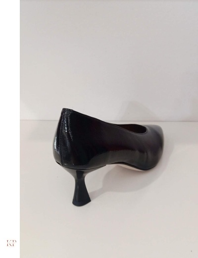 Sapato de salto médio preto verniz com salto curvo