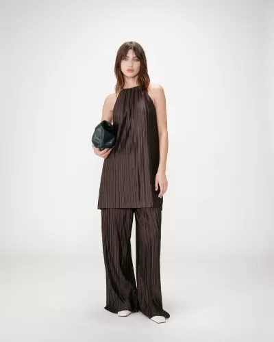 Conjunto de túnica e calças plissadas castanhas escuras com mala preta e sapatos brancos