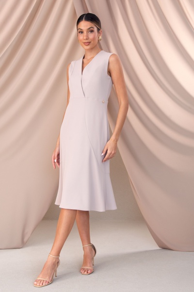 Vestido midi bege claro sem mangas com decote em V e sapatos de salto altos