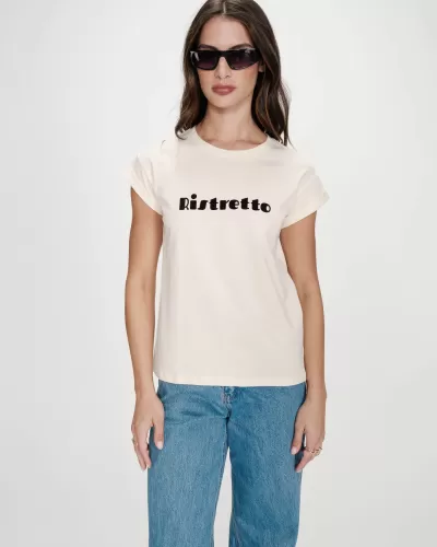 Mulher a usar t-shirt creme com texto preto Ristretto e calças de ganga azuis.