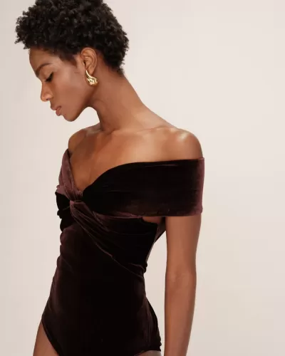 Body de veludo castanho escuro ombro a ombro com nó frontal