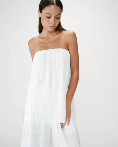 Top branco plissado sem alças em modelo