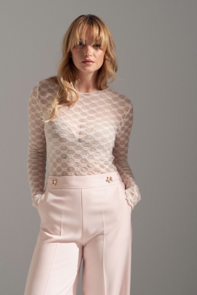 Blusa rendada bege claro com calças creme de cintura alta