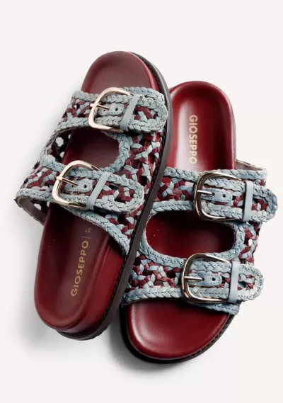 Sandálias abertas castanhas e azuis com fivelas metálicas